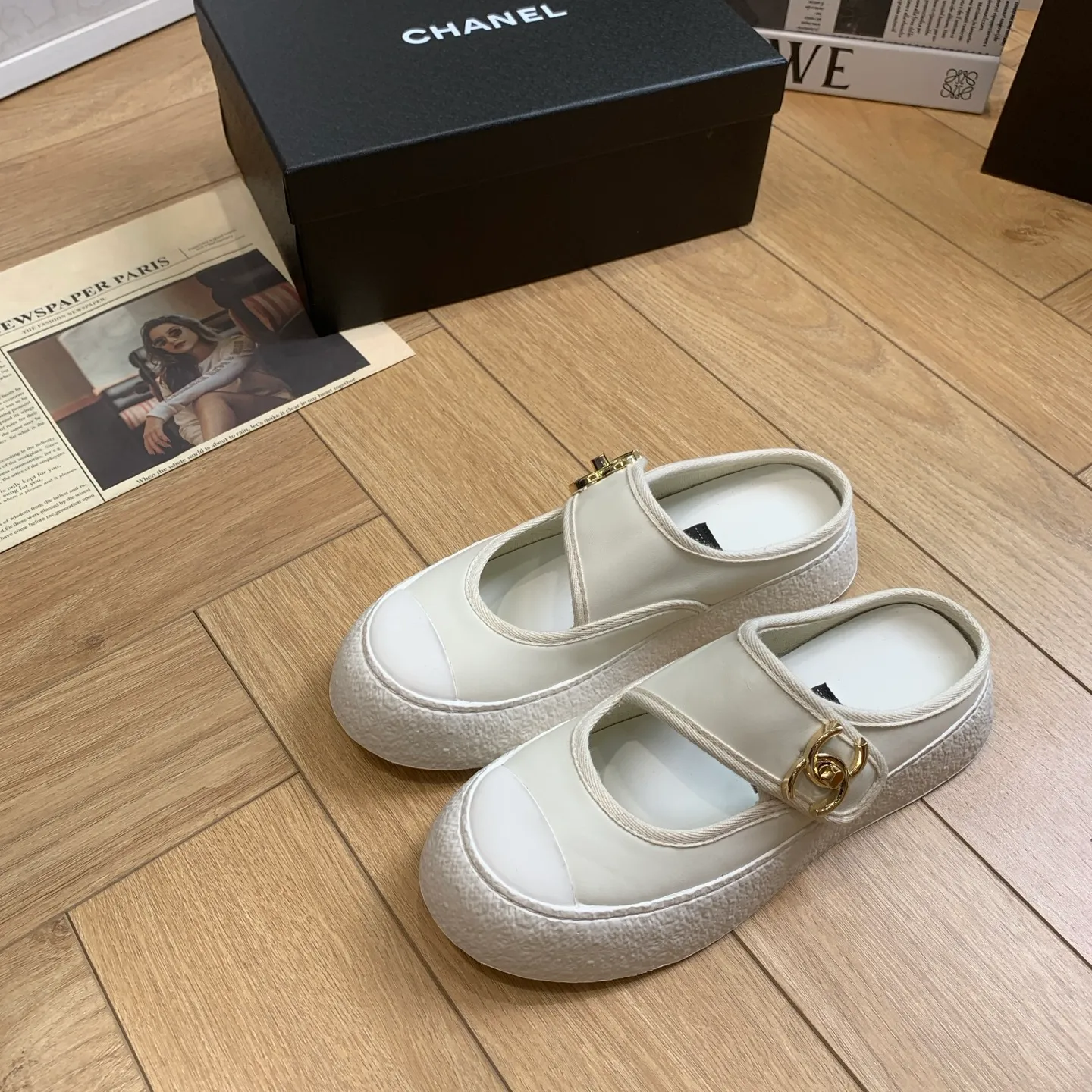 👟👟Ex-factory price 540👟👟 🍀Chanel Chanel 24P Xiaoxiang's latest hot style big-toe shoes, doll shoes, casual sports shoes, white shoes, loafers Xiaoxiang's big-toe shoes this season are cool and cute. The toe and lace surface are eye-catching. The sense of elegance in casual is overwhelming. The classic design with metal round buckle is particularly eye-catching. The flat design is extremely comfortable. Daily matching, a must-have tool for looking cool when going out on the street. Fabric: original lambskin. Lining: original cloth. Foot pads: sheepskin. Sole: original molded non-slip TPU outsole. Bottom thickness: 3.5CM. Size: 35-41 (40 41 customized) 👉